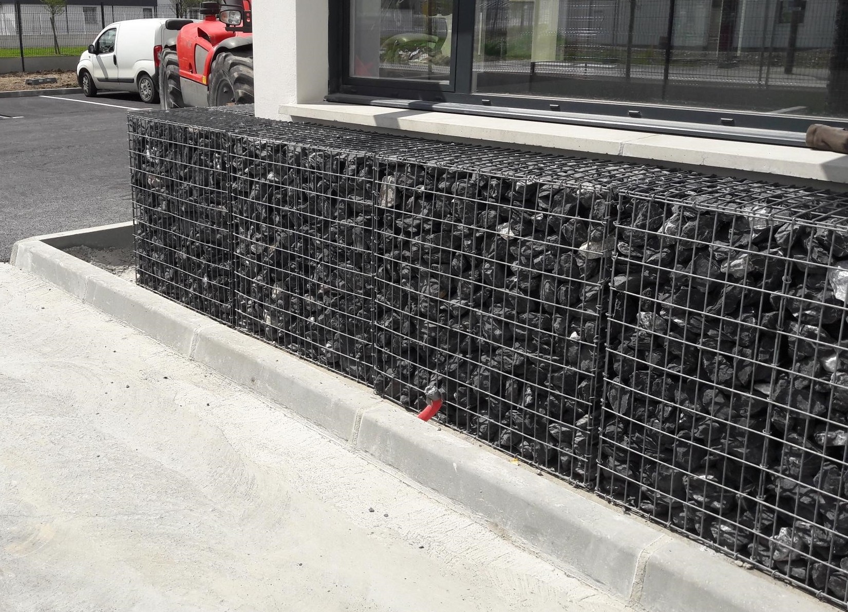 Aménagement de façade en gabions noirs