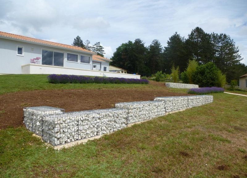 Petit aménagement devant villa pierre Mareuil