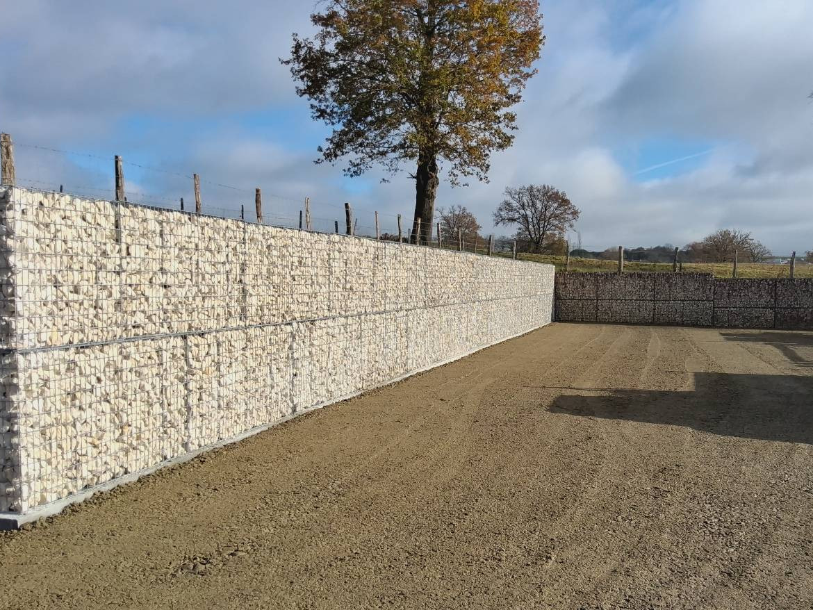 Soutètement autour d'un parking, pierre beige