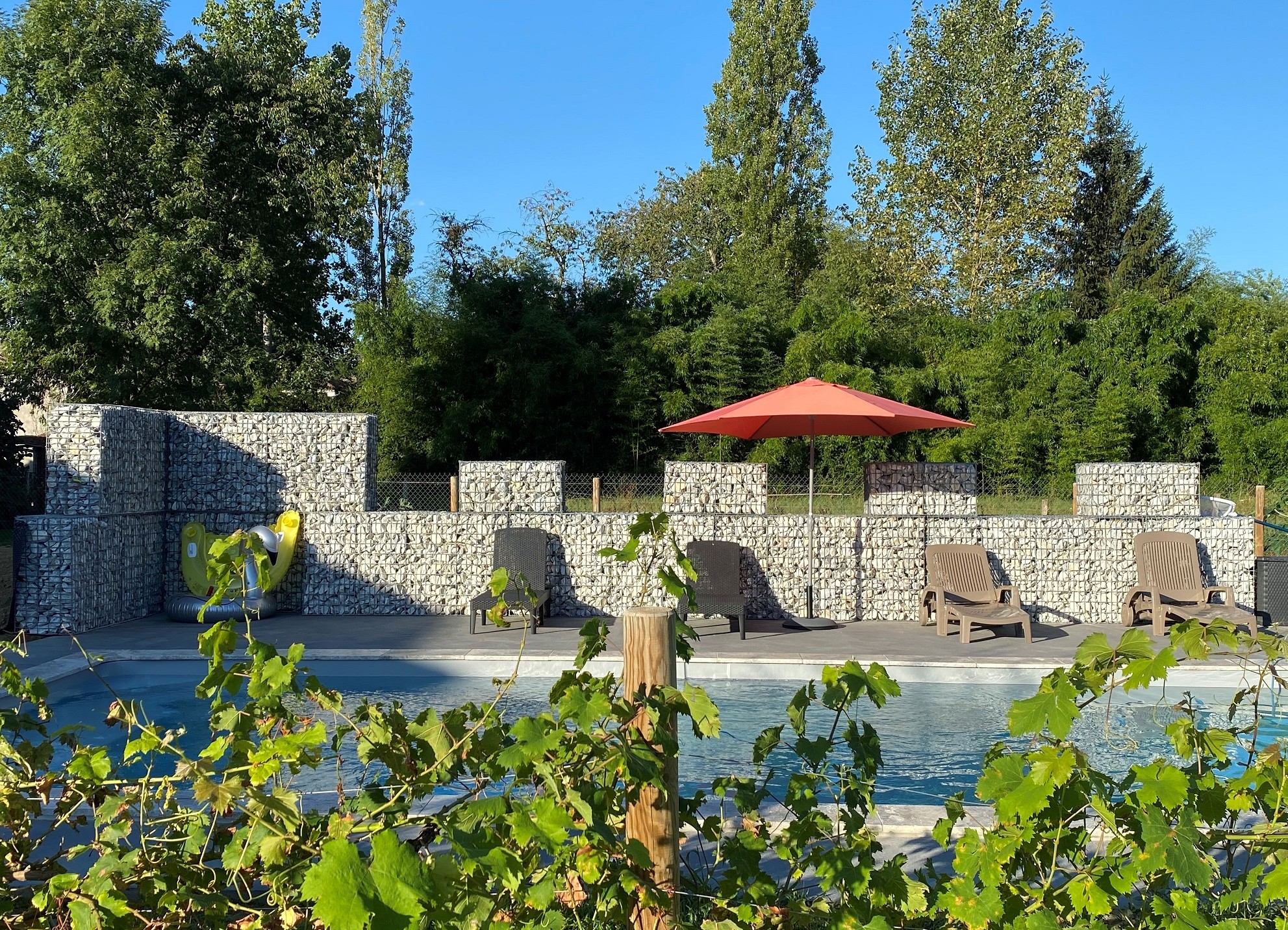 Très bel aménagement autour d'une piscine